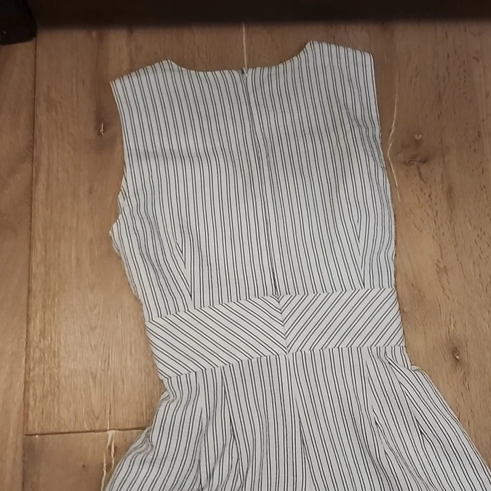 Calvin Klein Striped Jumpsuit Cropped wide leg sleeveless v-neck white 6 - Picture 5 of 5